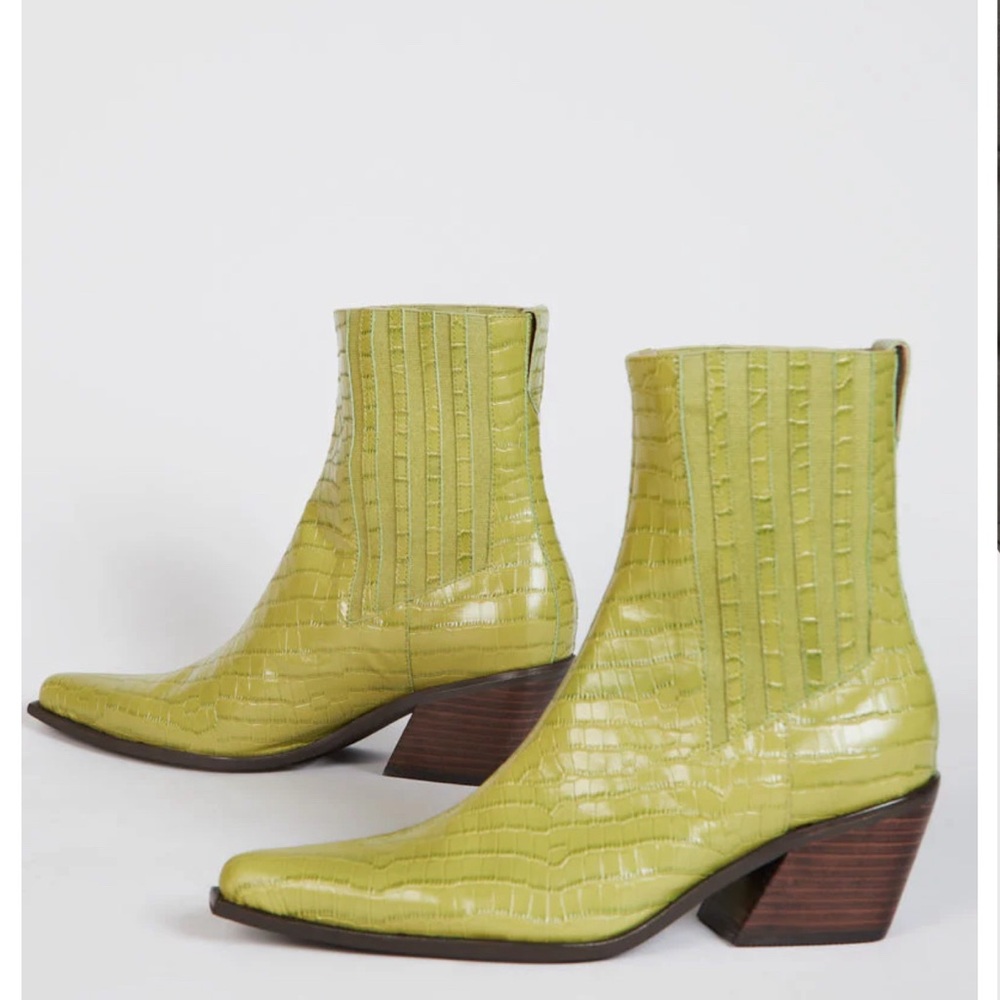 Intentially Blank Boot